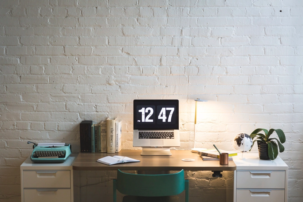 Free trendy, organized office desk SaaS George Feola dot io